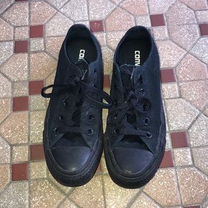 BLACK LOWTOP CONVERSE WOMENS SIZE 6
